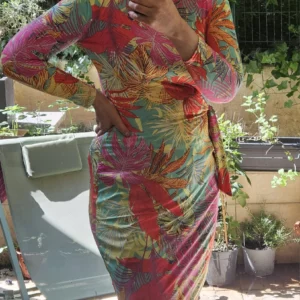 maillot tsniout tsipora fleur sur fond rouge